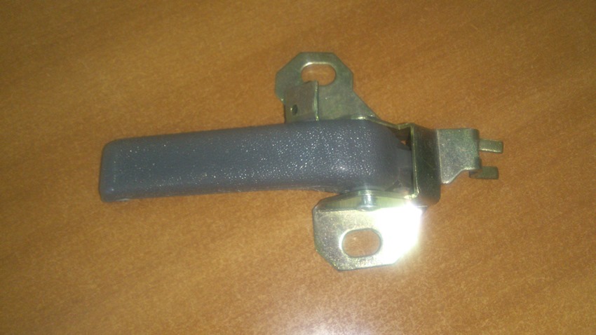 картинка РУЧКА ВНУТРЕННЯЯ ПРАВОЙ ДВЕРИ КАБИНЫ 1010, 6350  - 6105250-V01  6105250-V01